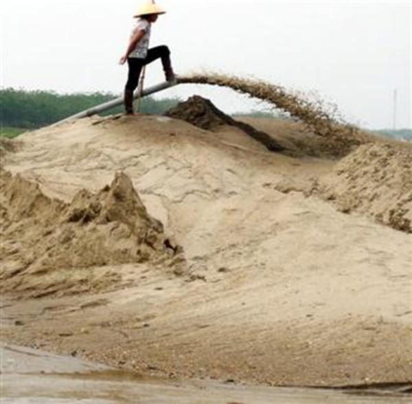 Khó khăn trong việc xử lý vi phạm khai thác cát ở một số địa phương