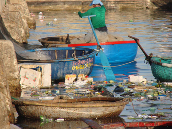 Quảng Ngãi: Lý Sơn “khốn đốn” vì thói quen xả rác ra biển