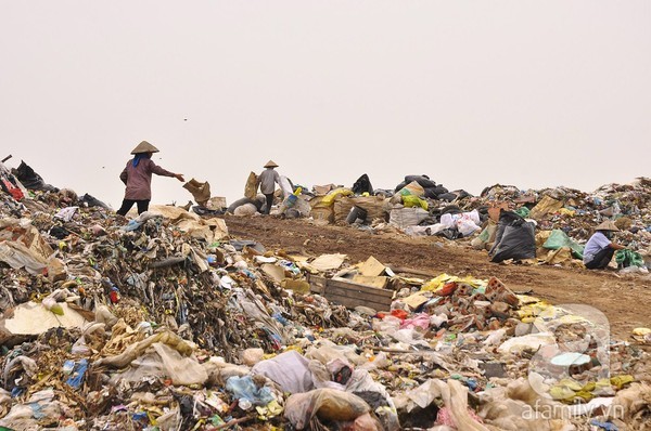 Bắc Ninh: Hàng ngàn người dân khốn cùng vì núi rác cao sừng sững