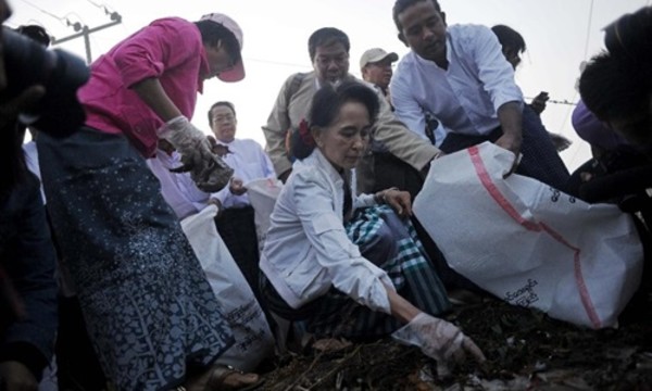 Myanmar: Bà Aung San Suu Kyi xuống đường nhặt rác