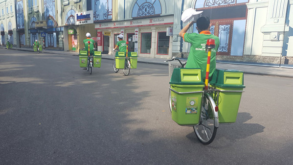 Môi trường Hà Nội dùng xe đạp dọn rác