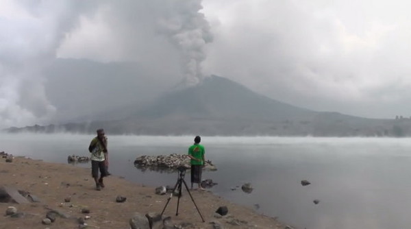 Đi xem núi lửa Indonesia, hàng trăm du khách mắc kẹt bất ngờ