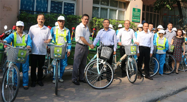 Urenco được tài trợ 50 xe đạp thu gom rác