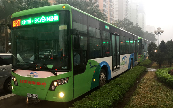 Xe buýt BRT “chôn chân” vì tắc đường