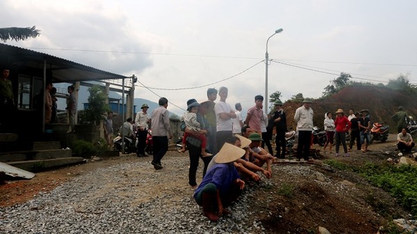Bức xúc, người dân vây quanh NM gang thép Việt Trung