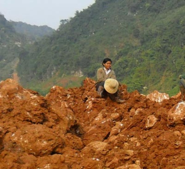 Đồng Nai: Hàng ngàn tấn chất thải đổ trộm giữa rừng tràm