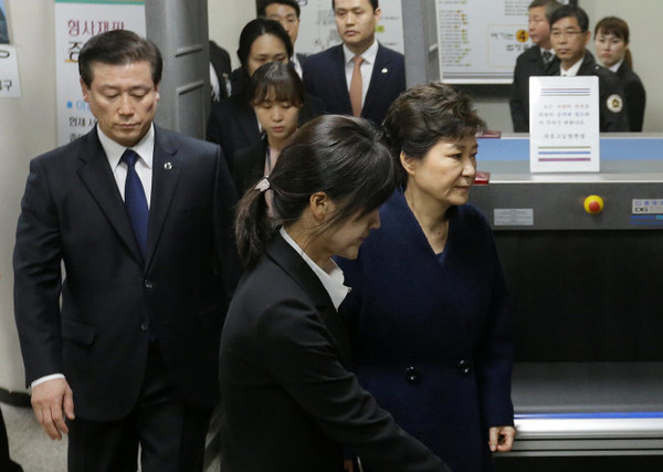 Cựu tổng thống Park Geun Hye chính thức bị bắt