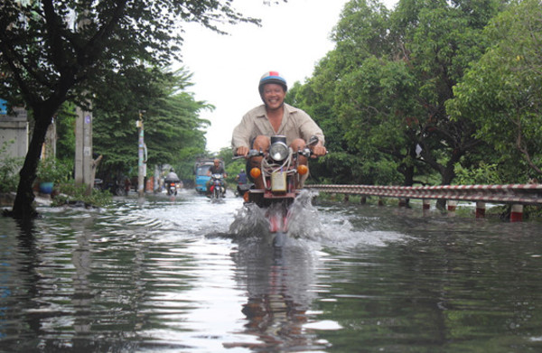 Vì sao Sài Gòn liên tục mưa to hiếm gặp giữa mùa nóng?