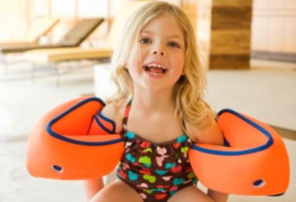 Trẻ bơi mùa hè: Dè chừng phao tay có thể gây ung thư