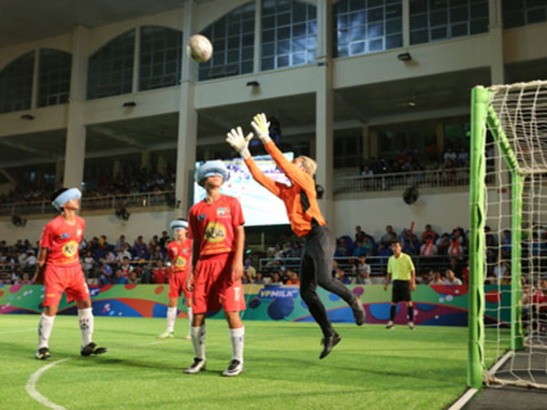 ''Sao'' HAGL truyền đam mê bóng đá cho trẻ khiếm thị