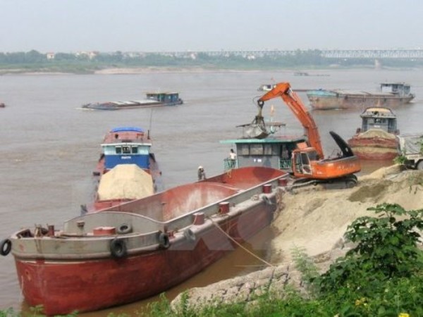 Công an Hà Nội bắt giữ 5 tàu và 10 “cát tặc” trên sông Hồng