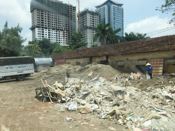 Hà Nội: Dân kêu trời vì bãi tập kết rác thải xây dựng trên vỉa hè