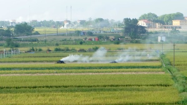 Lo nông dân đốt rơm rạ 'thiêu' nội thành Hà Nội