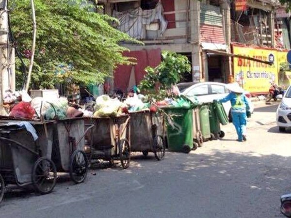 Bãi tập kết rác thải phường Ngọc Hà gây ô nhiễm