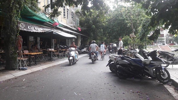Hàng quán lấn chiếm lòng đường, vỉa hè phố Phạm Huy Thông