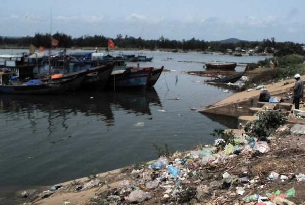 Báo động ô nhiễm môi trường ven biển ở Quảng Ngãi
