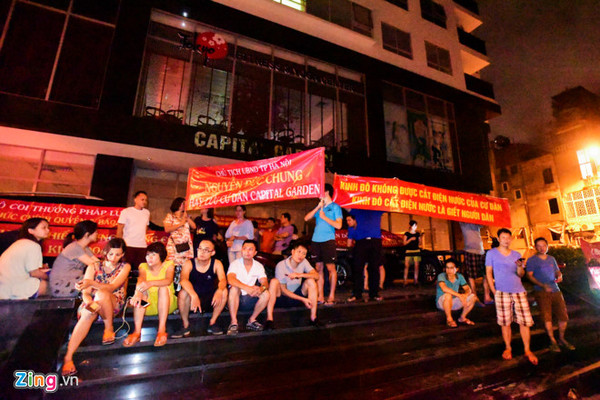 Bị cắt điện nước, cư dân căng băng rôn phản đối Kinh Đô lúc nửa đêm
