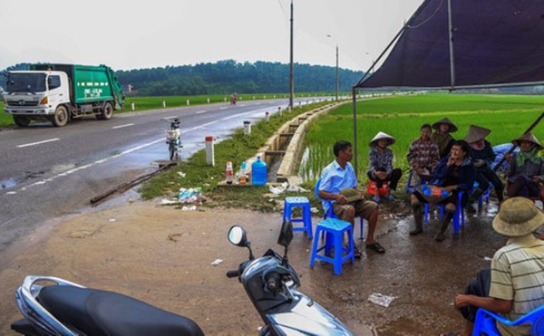 Tiếp tục hỗ trợ người dân bị ảnh hưởng khu xử lý chất thải Nam Sơn