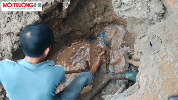 Hà Nội: Vỡ đường ống nước sạch, nước lênh láng tràn đường