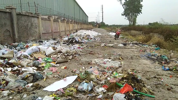 Hà Nội: Bãi rác khổng lồ “tra tấn” cụm công nghiệp Lai Xá