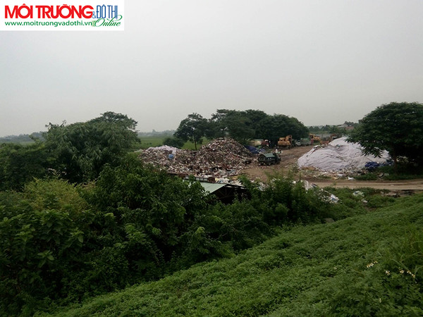 Đan Phượng xuất hiện hai bãi rác khổng lồ, người dân... “khó thở”