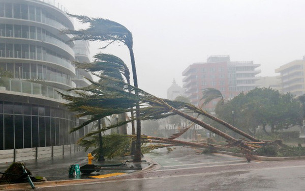 Bão tử thần Irma đổ bộ lên Florida, gây thương vong cho người Mỹ