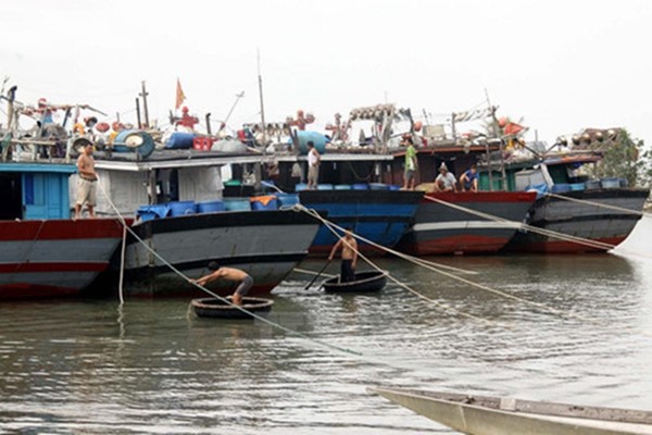 Bão số 10 khó lường, các tỉnh Bắc Trung bộ cấm tàu thuyền ra khơi