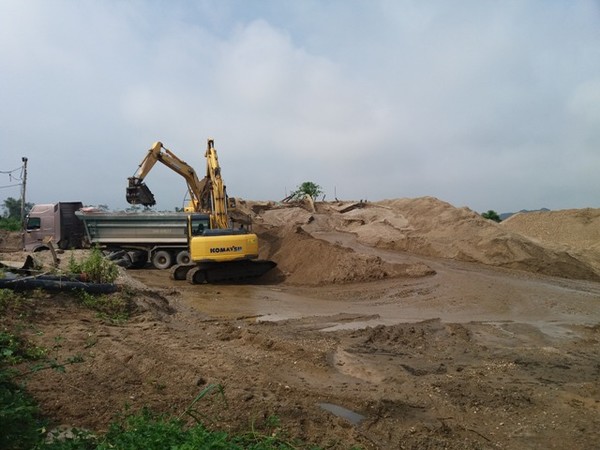 Công ty Đức Lộc bất chấp lệnh cấm vẫn tập kết cát trong mùa mưa lũ