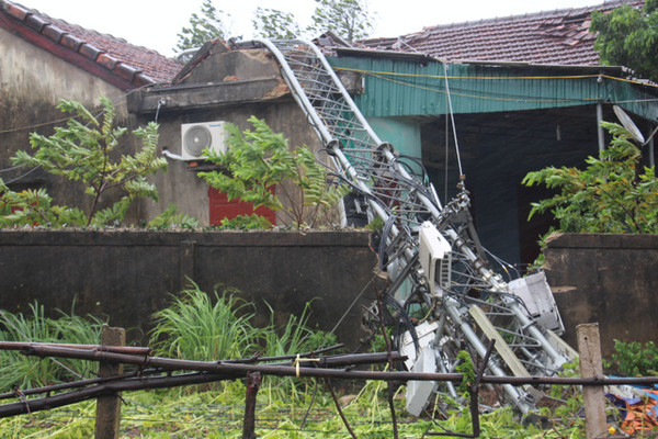Hà Tĩnh: Tháp truyền hình cao 100m đổ gục 'như bún' trong bão số 10