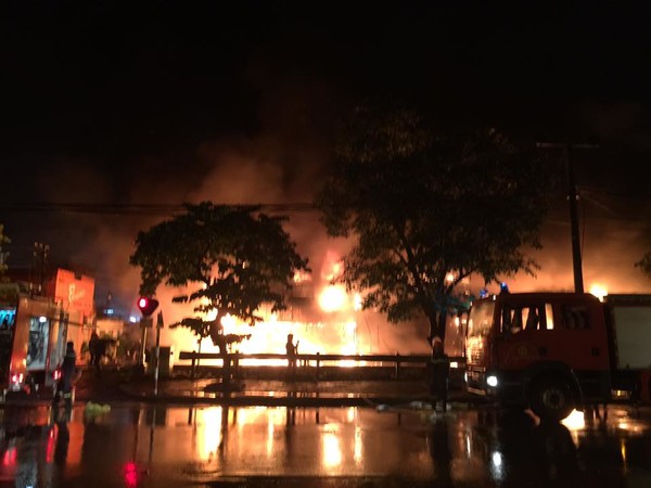 Hà Nội: Cháy kinh hoàng trong đêm mưa, một siêu thị đổ sập