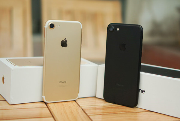 iPhone 8 sắp về Việt Nam, người dùng rủ nhau mua iPhone 7