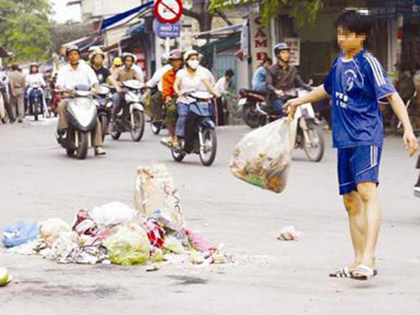 Xử lý thế nào với hành vi tiểu tiện, vứt rác thải sinh hoạt?