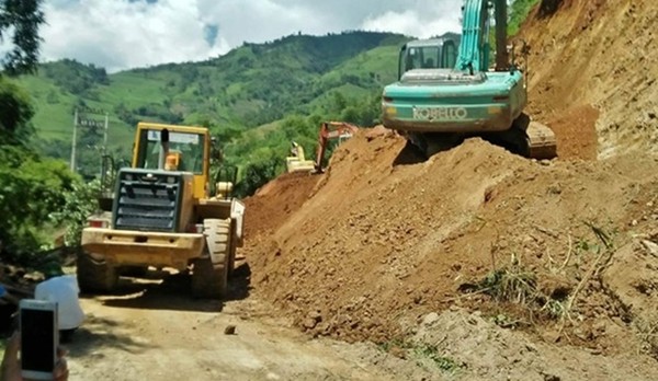 Tuyến đường độc đạo ở Yên Bái tê liệt vì sạt lở núi