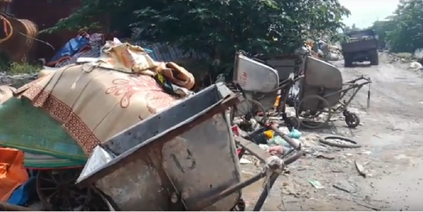 Cận cảnh bãi tập kết rác ở Triều Khúc - Tân Triều gây ô nhiễm