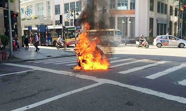 Hà Nội: Xe máy Attila bất ngờ bốc cháy dữ dội ở phố Tràng Tiền