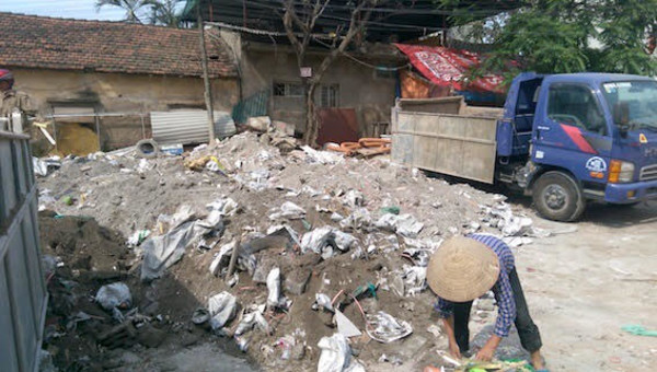 Hà Nội: Bãi tập kết rác thải xây dựng trái phép 'bủa vây' khu dân cư