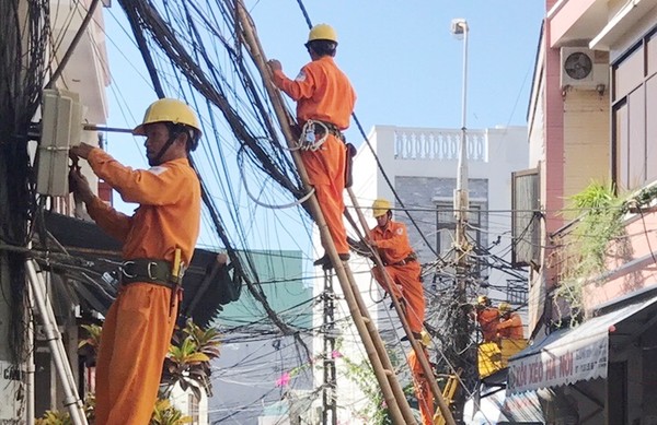 Đà Nẵng: Điện lực Hải Châu xử lý cáp treo cột điện tại 10 tuyến phố