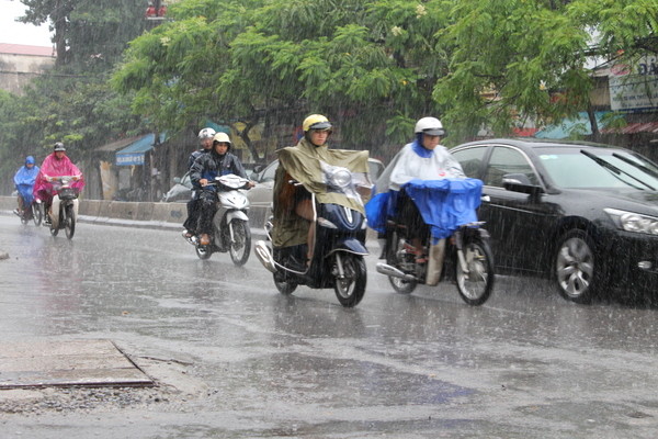 Lại xuất hiện áp thấp nhiệt đới trên biển Đông gây mưa dông