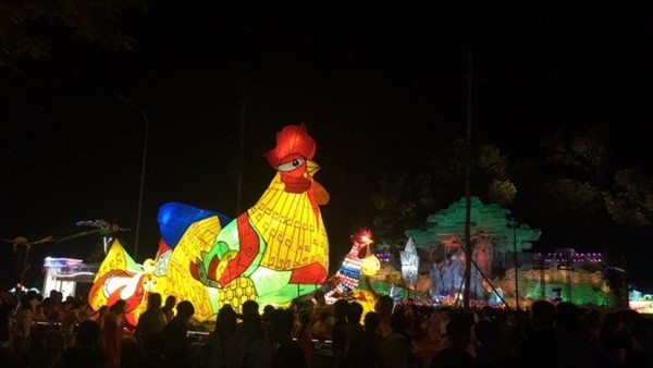 120 xe đèn lồng 'khổng lồ' diễu hành dịp Trung thu ở Tuyên Quang