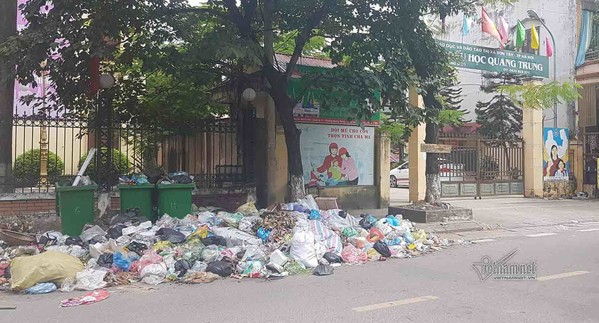Sơn Tây: Người dân ngạt thở vì rác thải đắp đống ngoài đường