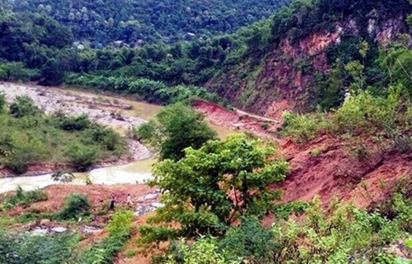 Thanh Hóa: 200.000 m³ đất đá sạt lở, một xã bị chia cắt hoàn toàn