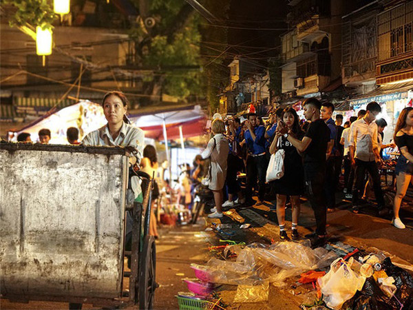 Chuyện về người chồng thu gom rác giúp vợ ở phố cổ sau đêm Trung thu