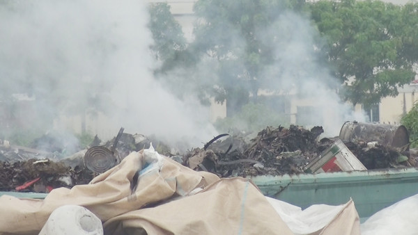 Bắt cơ sở đốt hàng chục tấn rác thải công nghiệp không qua xử lý