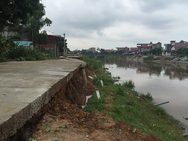 Video: Nứt đường bê tông mới khánh thành ở xã Bạch Hạ - Phú Xuyên