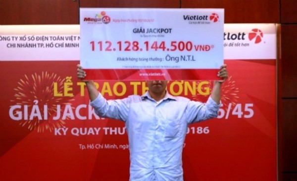 Đứng ‘trú mưa’ mua vé số cho vui thì trúng hơn 112 tỷ đồng Vietlott