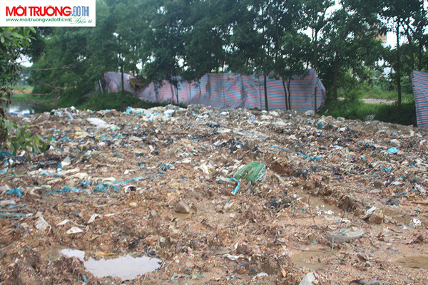 Cận cảnh bãi đổ trộm rác thải công nghiệp “khủng” ở Hải Dương