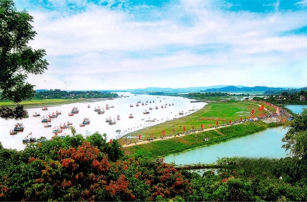 Độc đáo lễ hội quân trên sông Lục Đầu