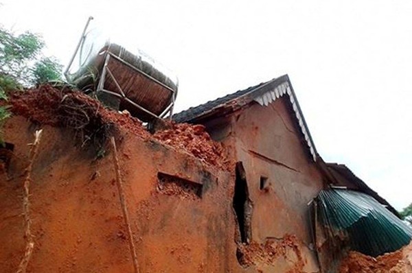 Hà Tĩnh: Sạt lở đất 2 nhà dân bị sập, hơn 100 người sơ tán khẩn cấp