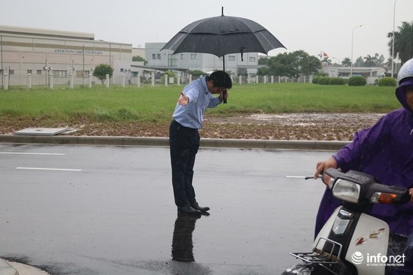 Nhân viên cây xăng Nhật đầu tiên ở Hà Nội lau cửa kính, cúi đầu chào