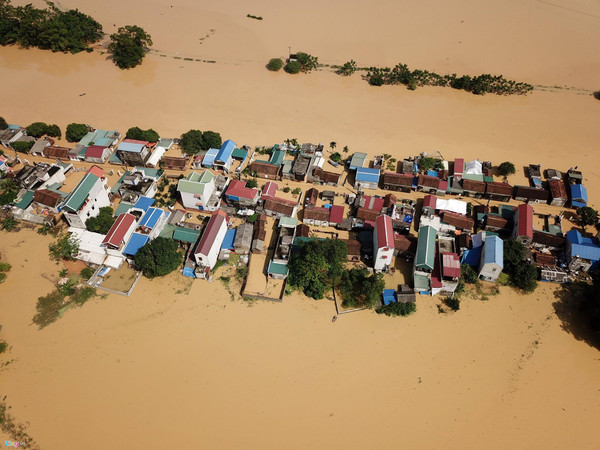 Ngôi làng biến thành 'sông' khi nước lũ tràn qua đê
